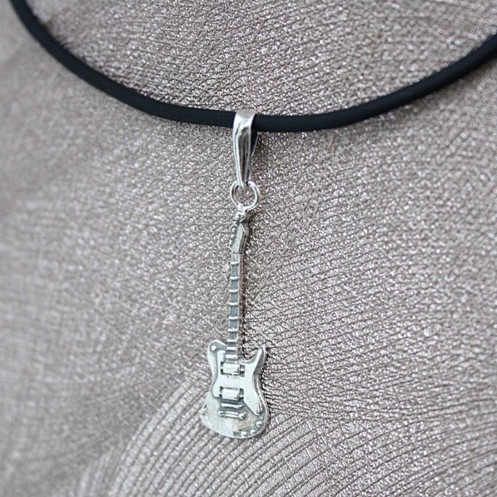 Colgante guitarra eléctrica plata